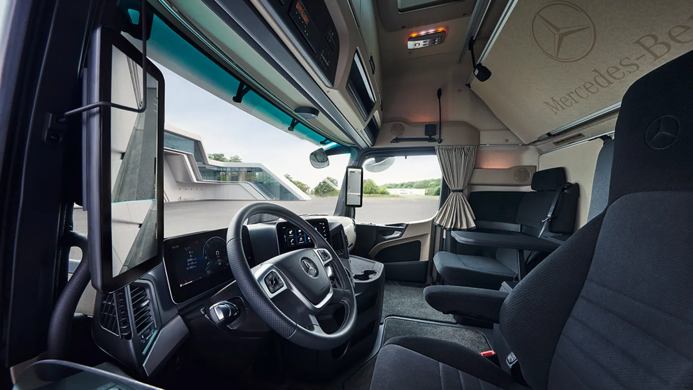 Interior del Actros L ProCabin con puesto de conducción y zona de descanso