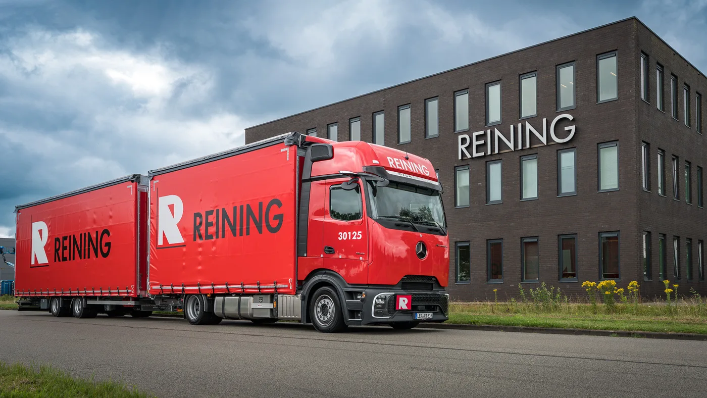 Camiones Mercedes-Benz Actros de la empresa Reining en una instalación logística