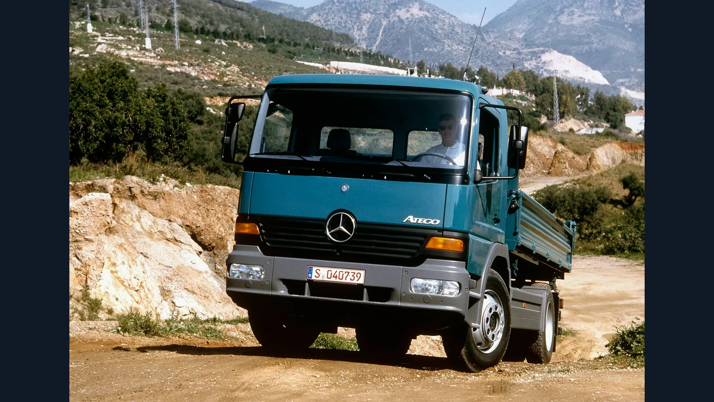 Mercedes-Benz Atego 1317 K azul con caja volcadora en una fotografía de 1998