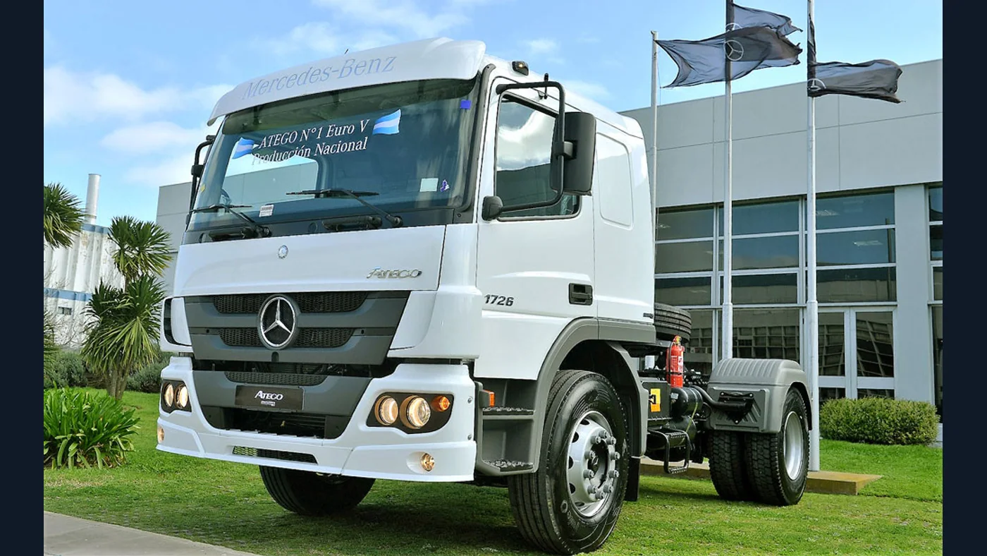 Atego 1726 blanco con identificación de producción nacional Euro V en el parabrisas
