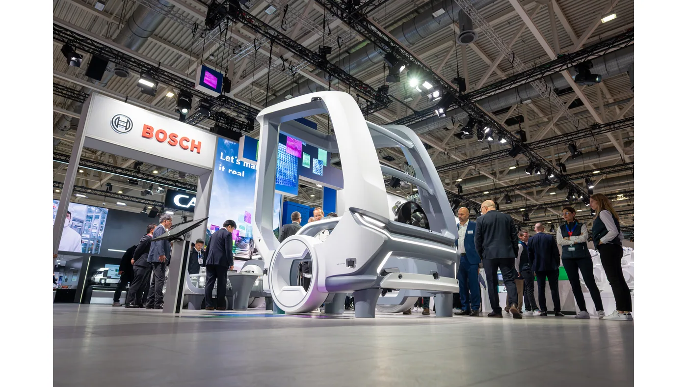 Exhibición de tecnologías para camiones en un stand de Bosch