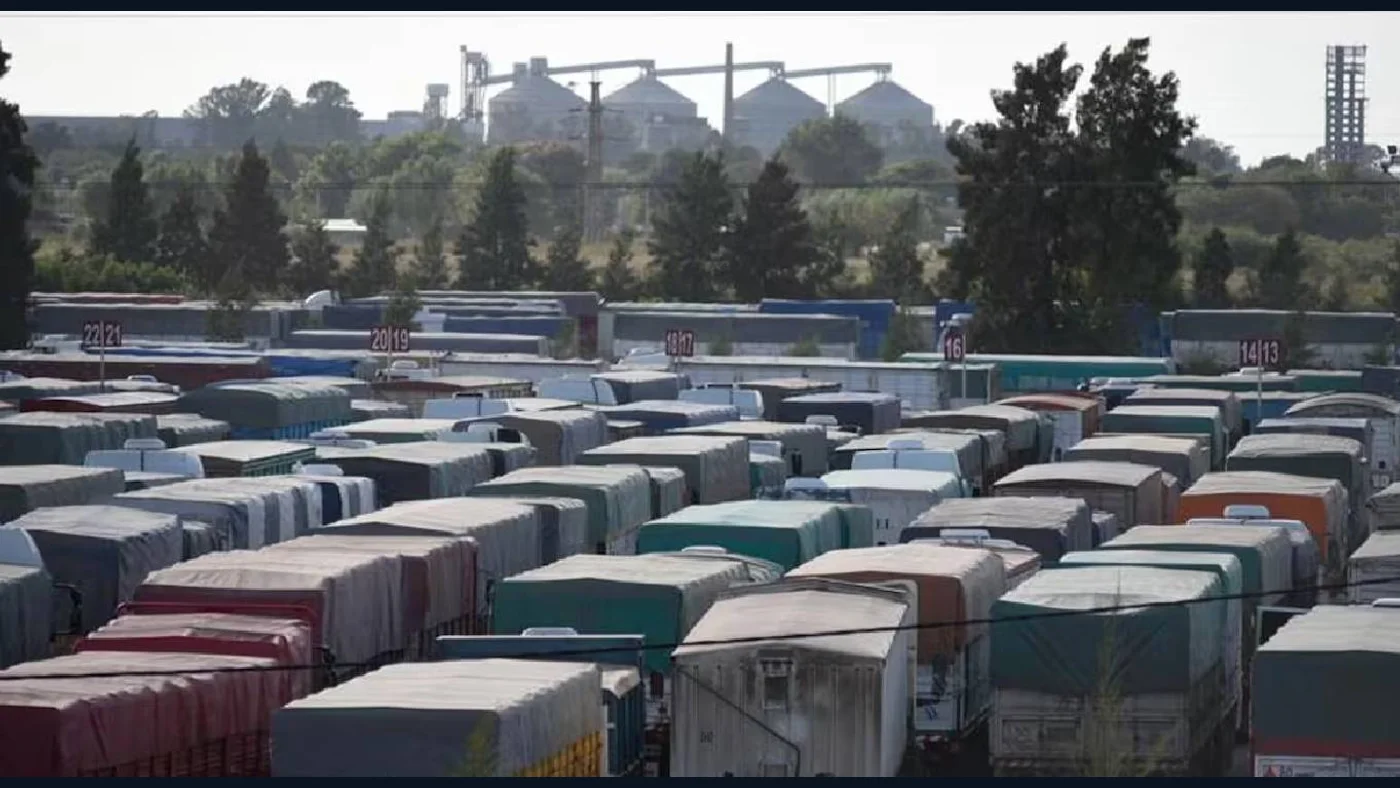 Camiones vinculados al transporte de granos en una fotografía publicada por ArgenPorts