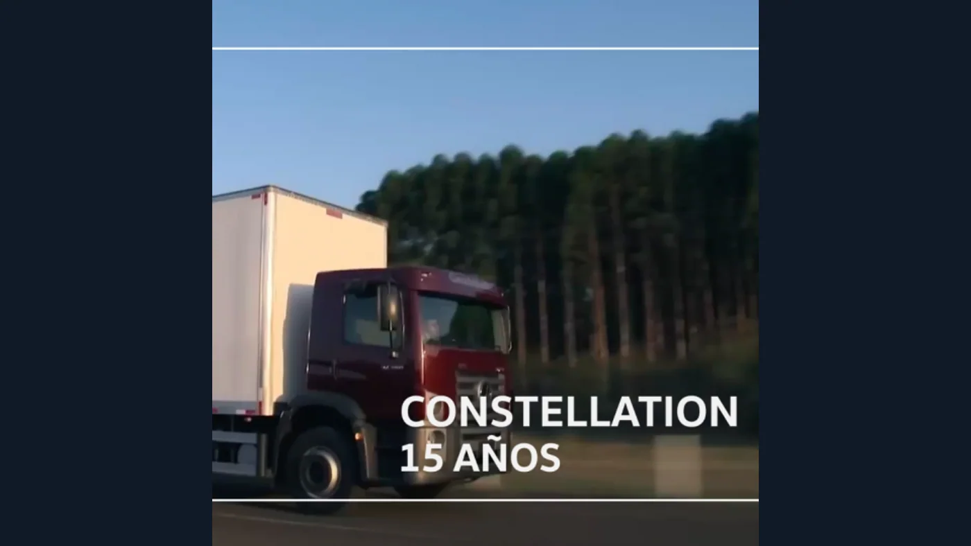 Imagen conmemorativa de Volkswagen con un Constellation y la inscripción de su aniversario número quince
