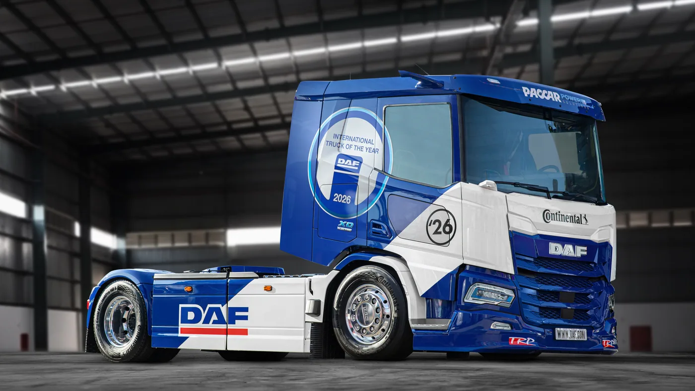 DAF XD Electric azul y blanco inspirado en un camión de carreras