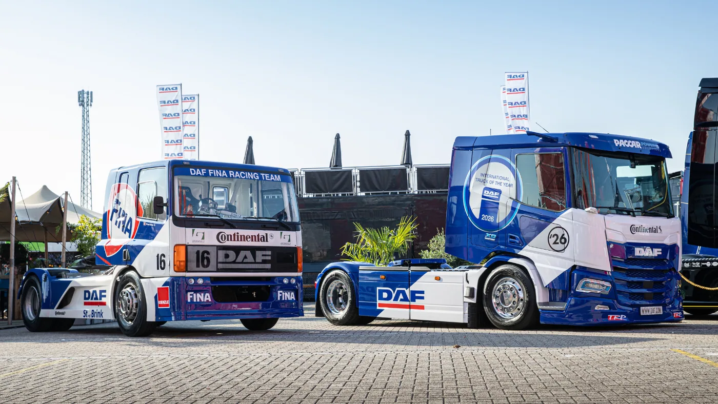 DAF XD Electric junto al camión DAF de competición de 1996