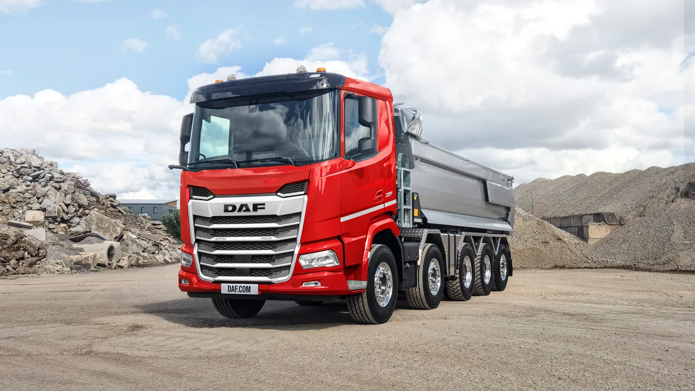 Camión volcador DAF XF rojo de cinco ejes en una cantera