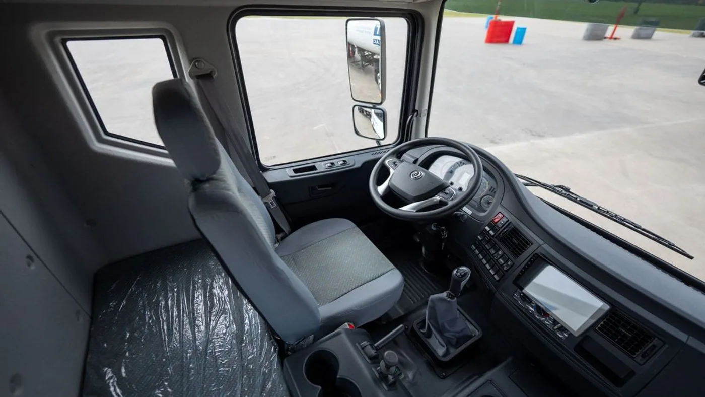 Interior real de la cabina extendida del Dongfeng Captain D 1830