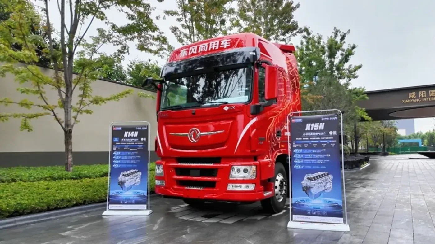 Dongfeng Tianlong KX rojo expuesto junto a carteles de los motores Yuchai durante su presentación