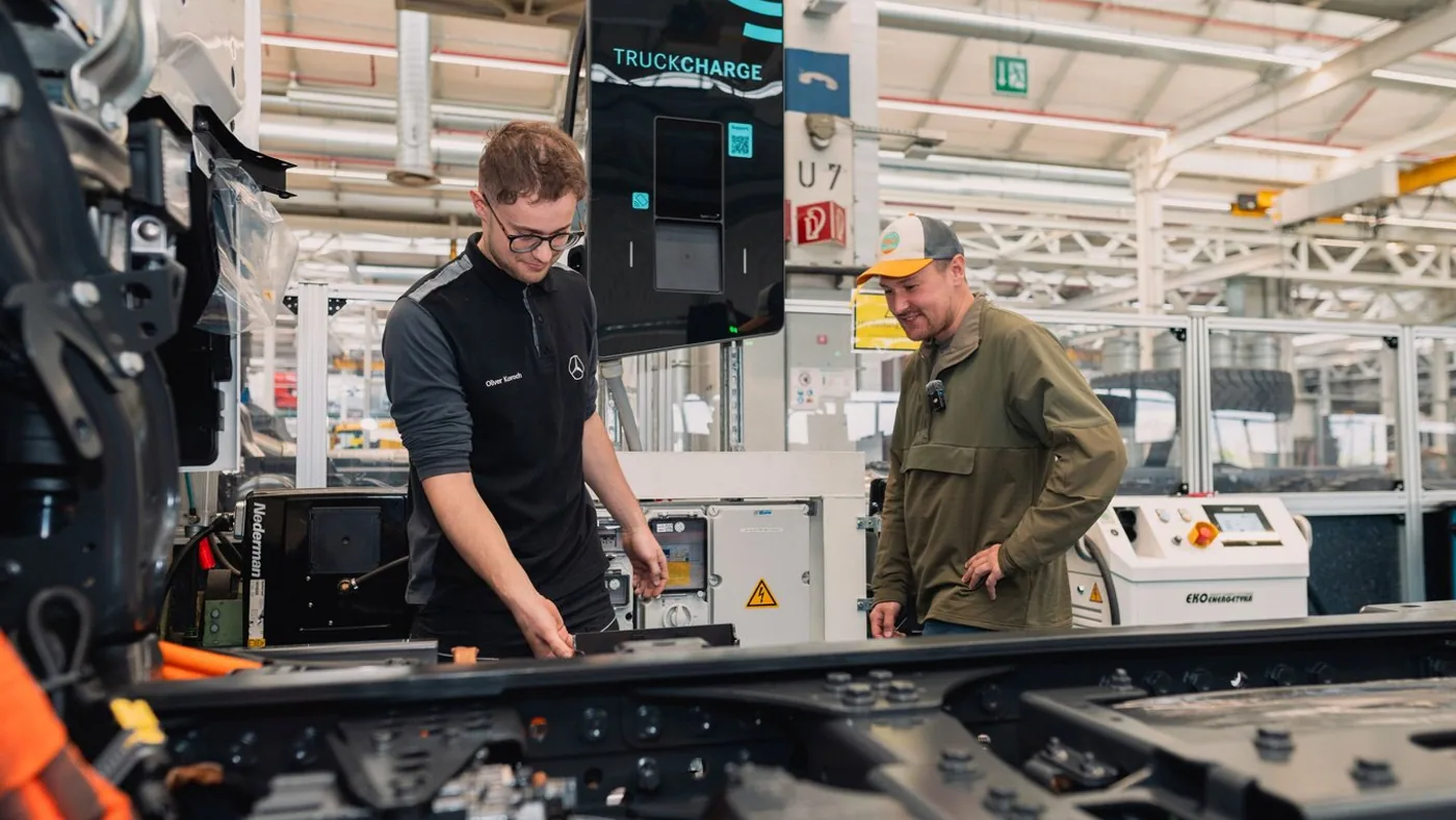 Tobias Wagner en la planta junto al eActros 600 durante su preparación