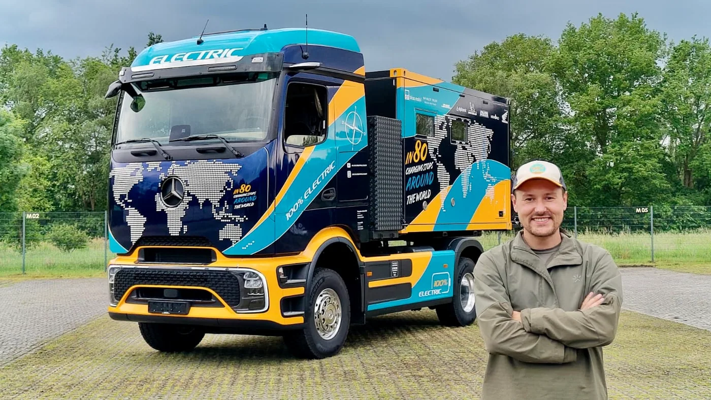 Tobias Wagner junto a un eActros 600 decorado para la expedición