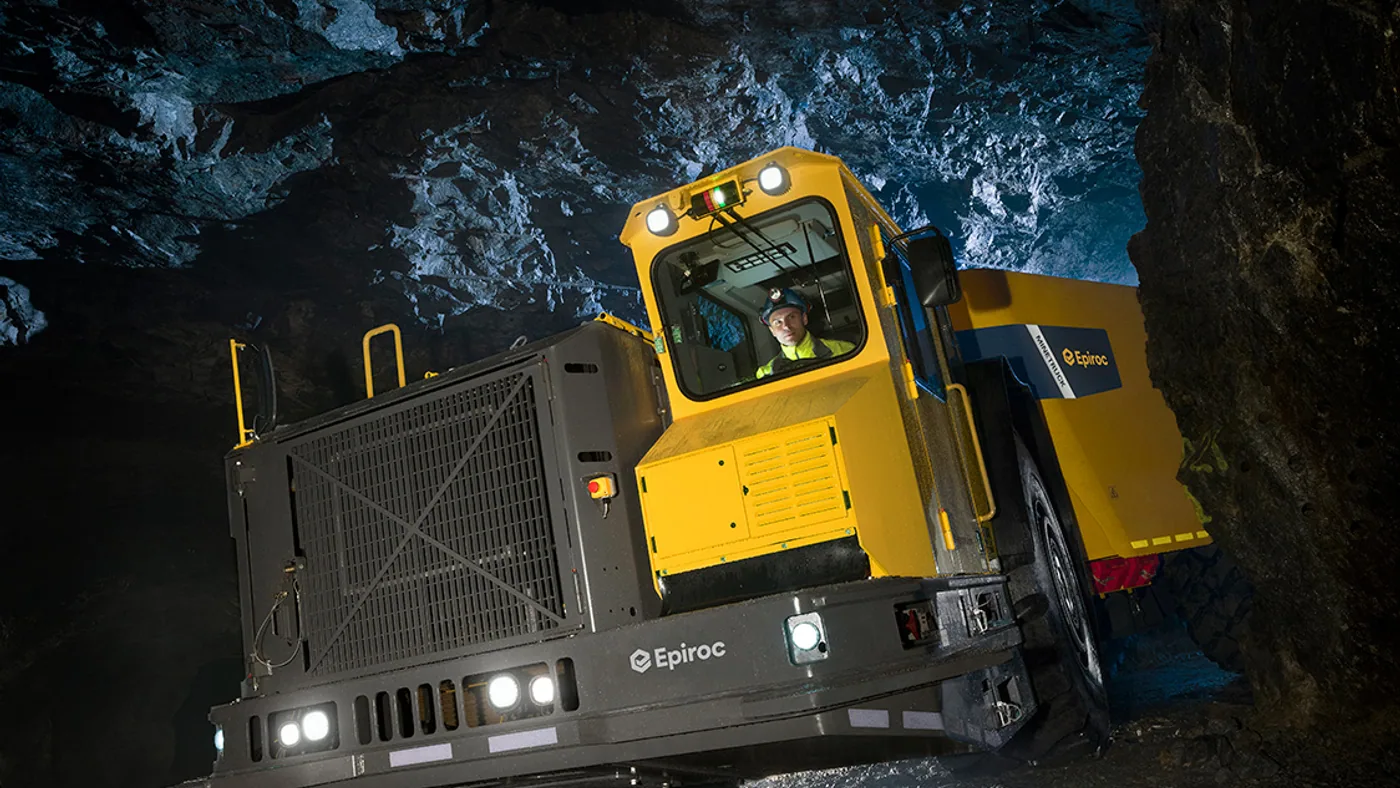 Camión minero amarillo Minetruck MT65 circulando en una galería subterránea