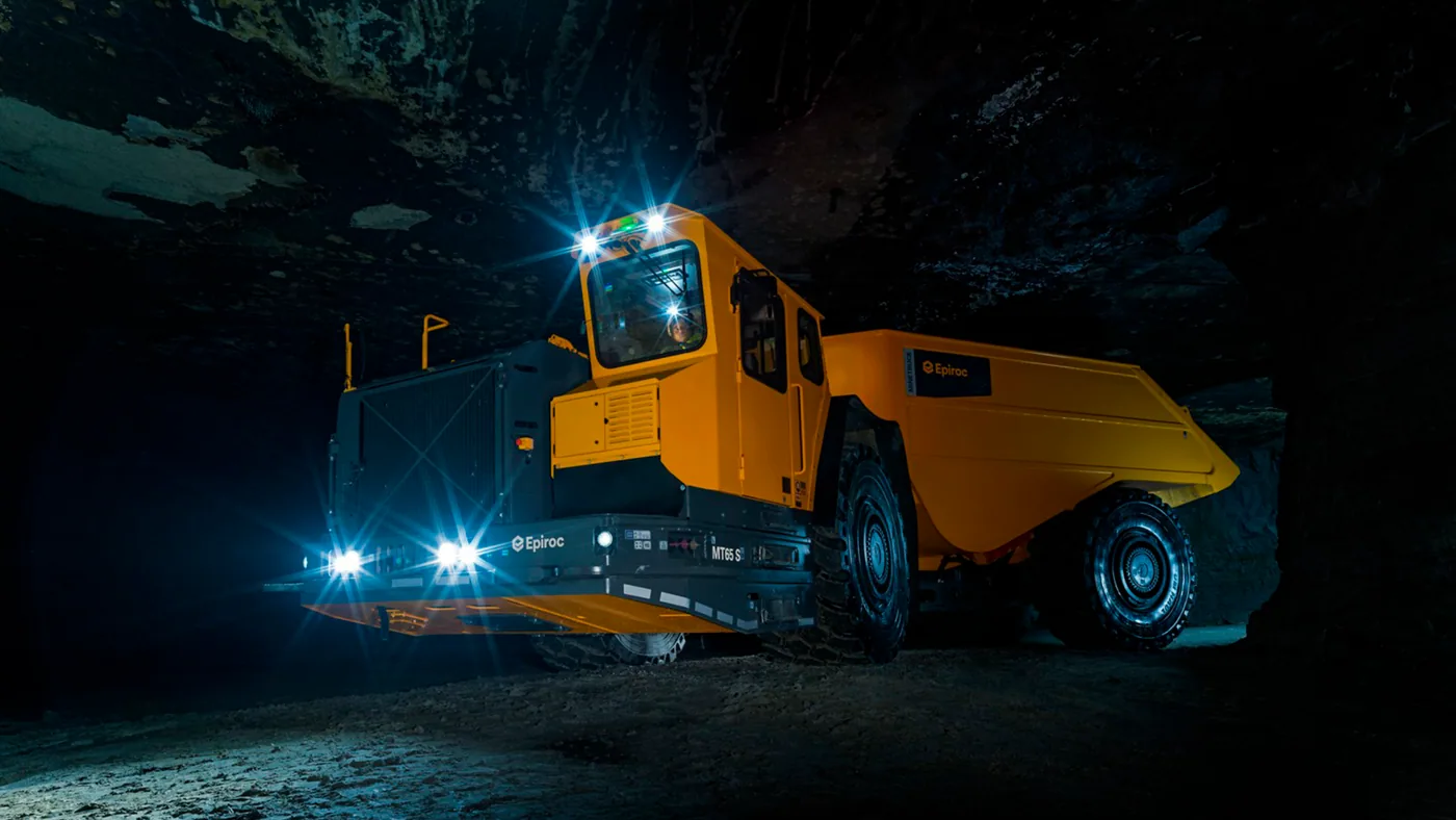 Minetruck MT65 S de Epiroc fotografiado dentro de una mina