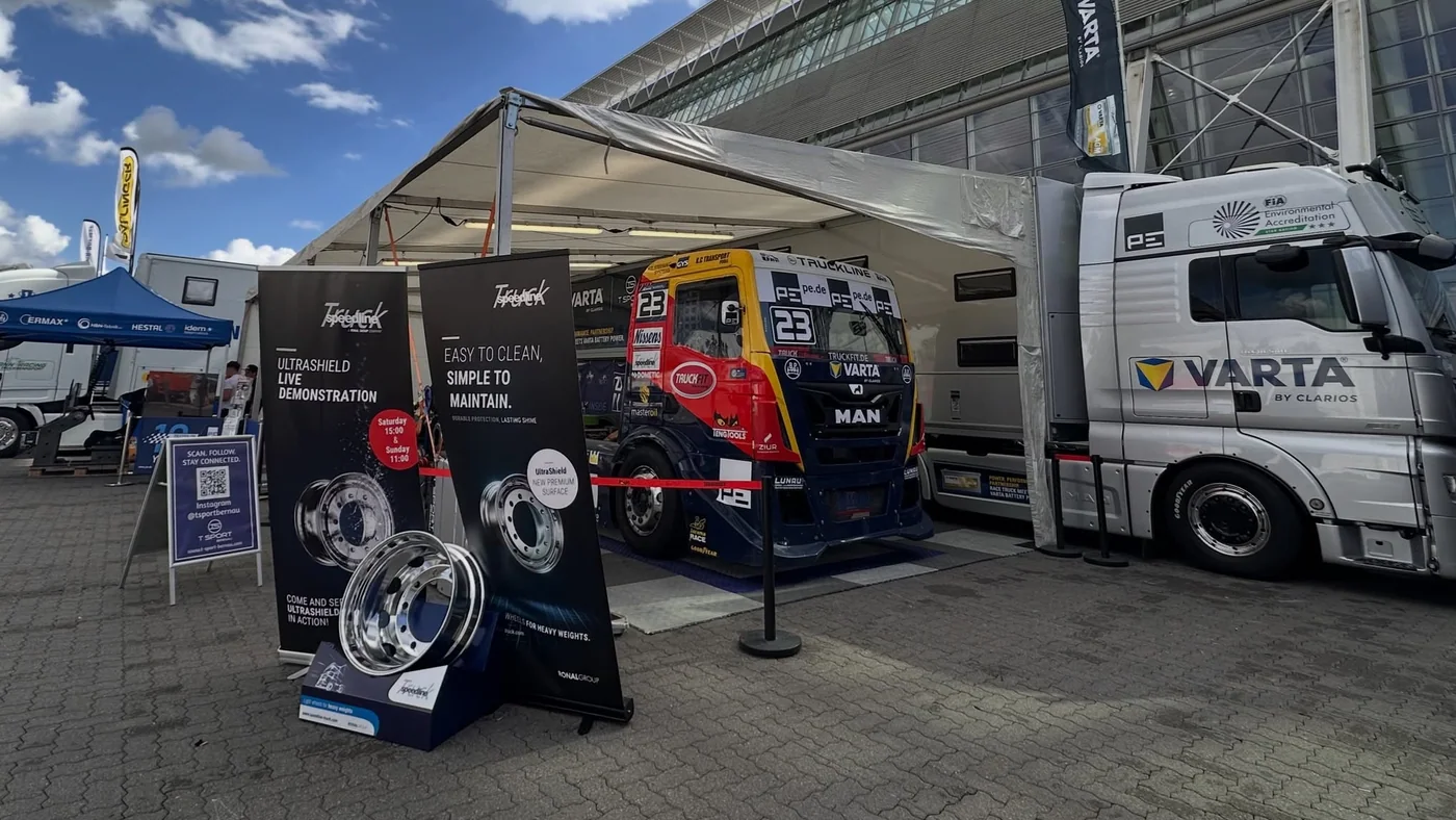 Camión de competición de T Sport Bernau exhibido junto a otros vehículos en Hannover