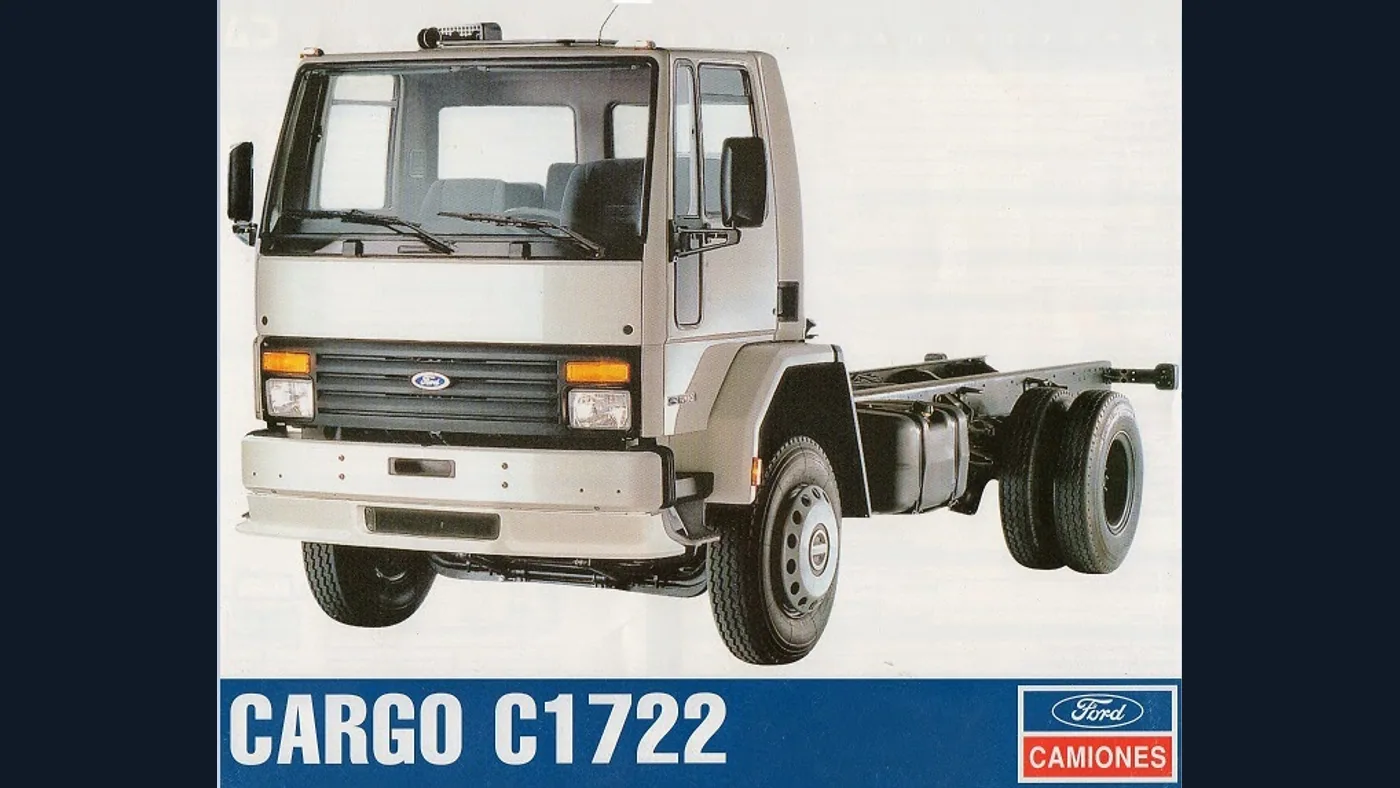 Imagen de época de un Ford Cargo C1722 de cabina frontal clásica y chasis sin carrozar