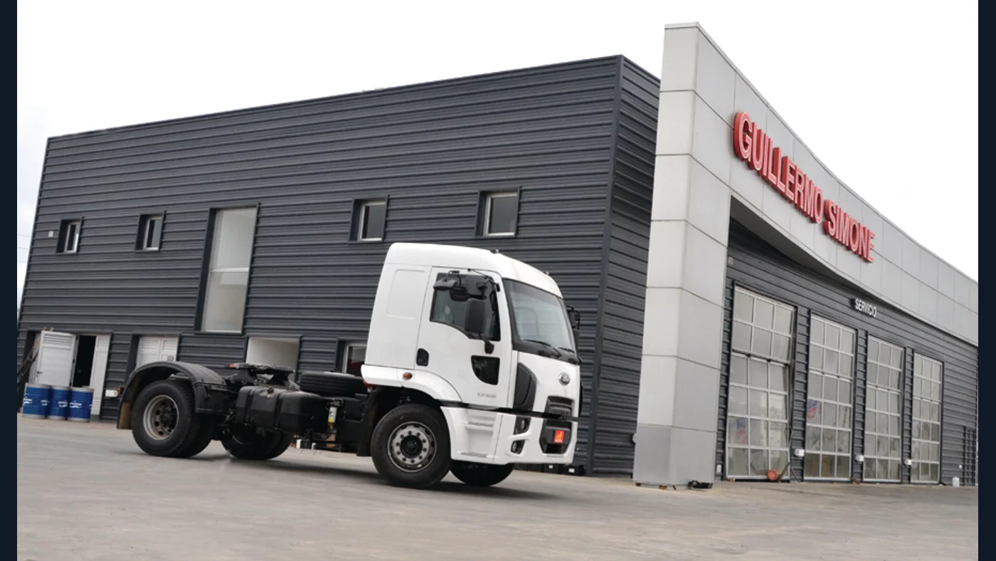 Vista lateral de un Ford Cargo 1722 blanco con el chasis completo a la vista