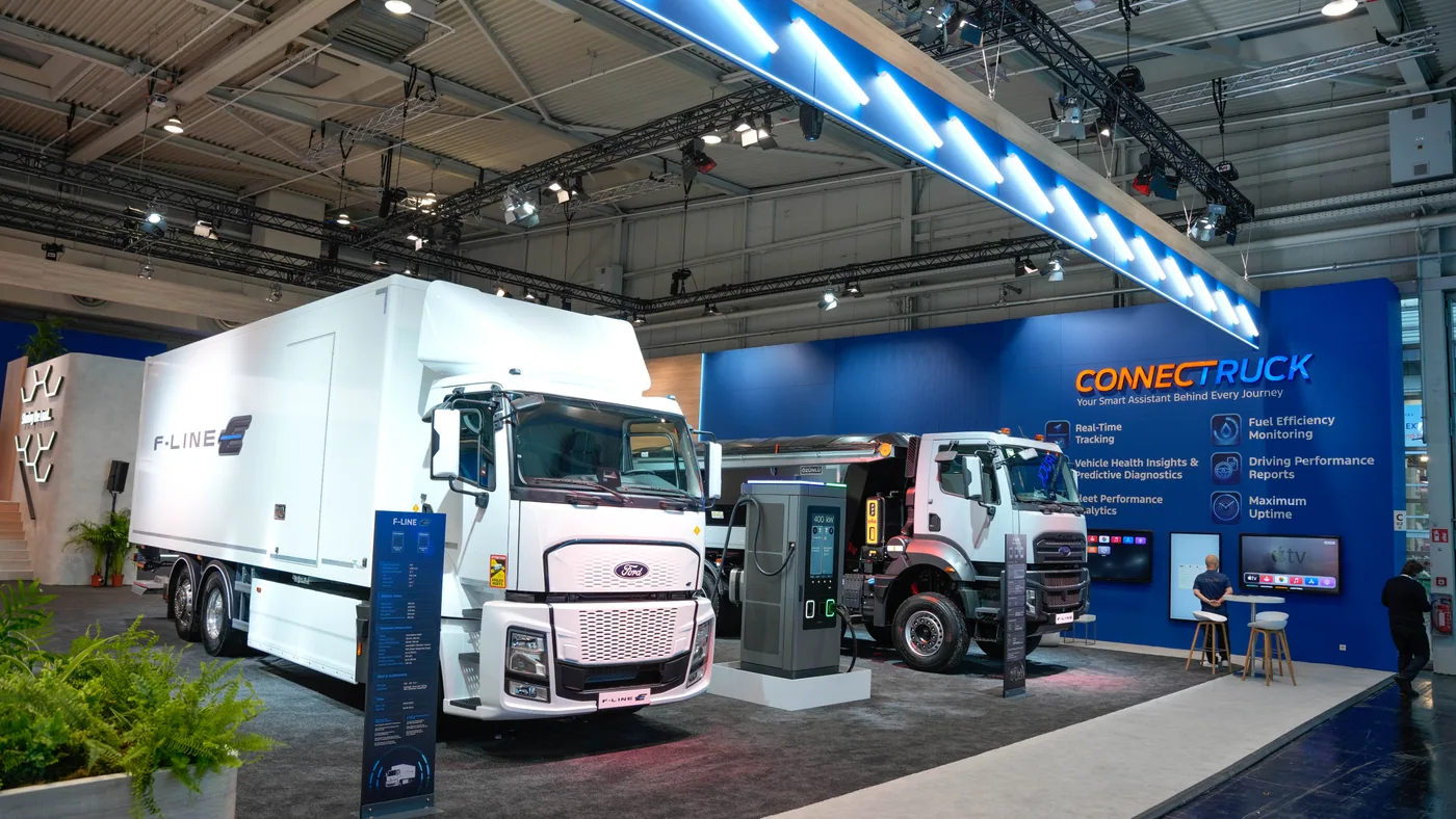 Ford F-LINE E con caja cerrada y otro F-LINE expuestos en Hannover