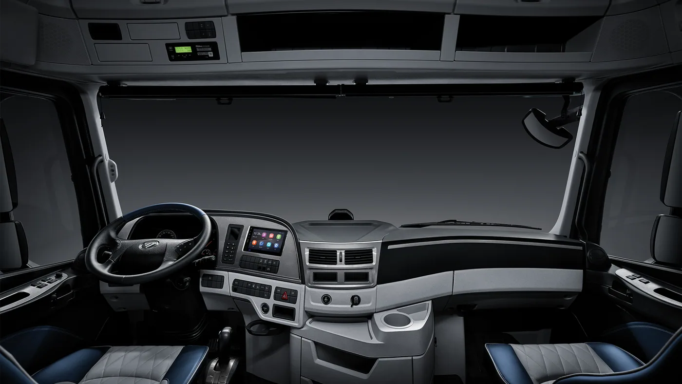 Interior de cabina de un Foton Auman R con tablero y puesto de conducción