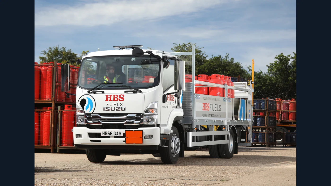 Isuzu blanco de HBS Fuels con carrocería abierta y garrafas rojas