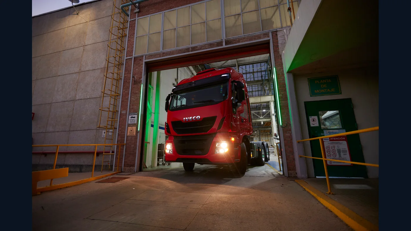 Iveco Stralis Hi-Way rojo saliendo de la planta de montaje en una fotografía oficial de la edición 55 aniversario