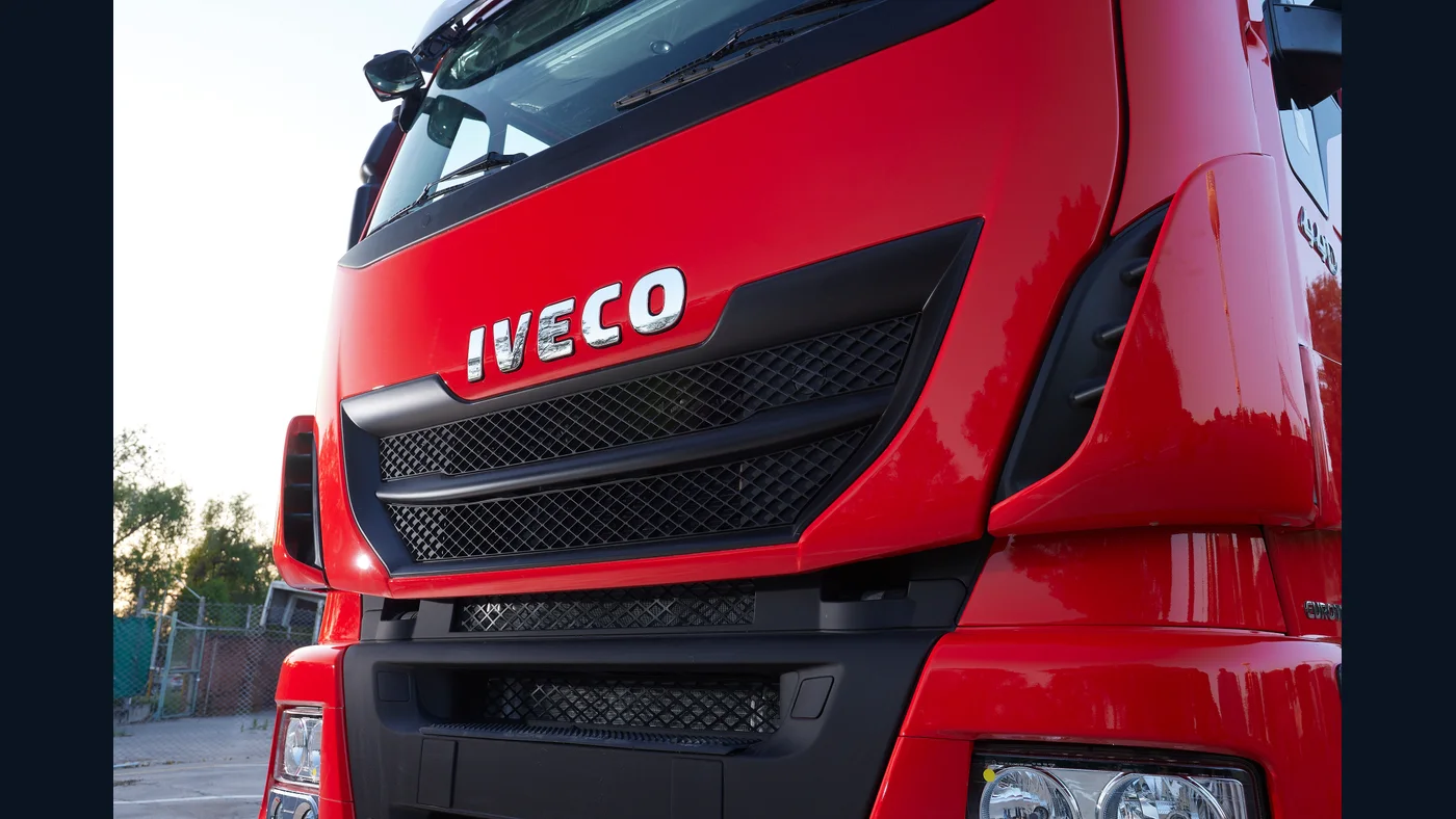 Detalle del frente rojo y la parrilla de un Stralis Hi-Way de la edición argentina 2024