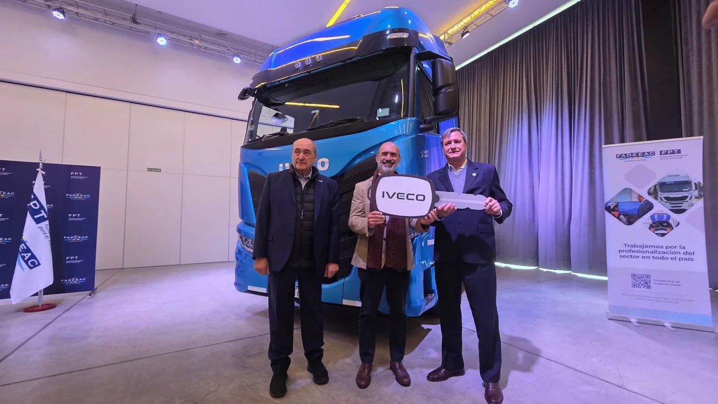 Representantes de IVECO, FADEEAC y FPT frente al S-Way azul durante la entrega