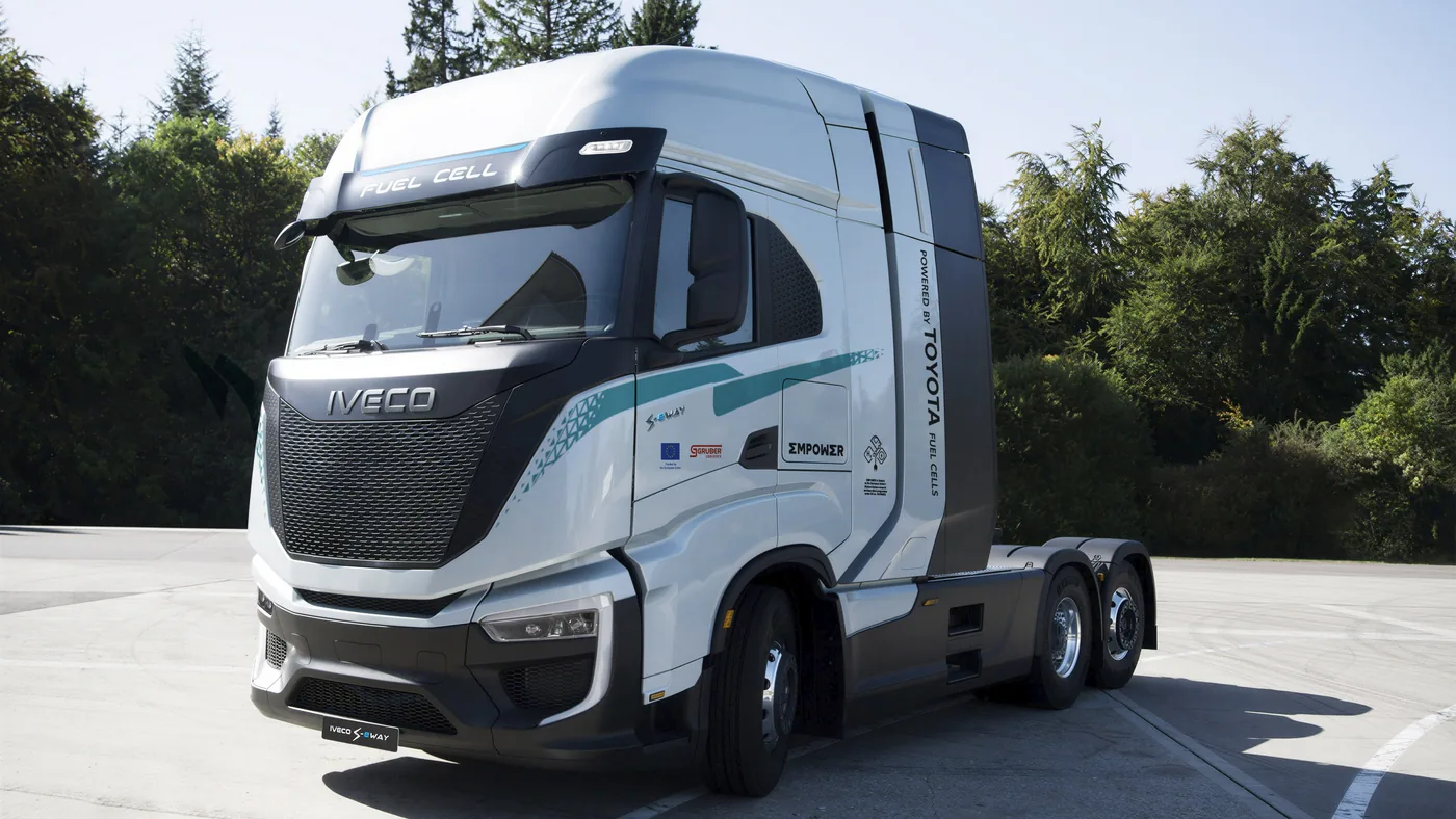IVECO S-eWay Fuel Cell en la imagen oficial del acuerdo con Toyota