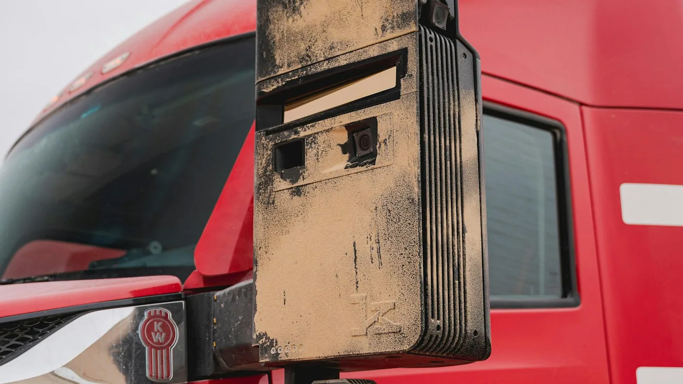 Detalle de un módulo de sensores Kodiak expuesto a suciedad en un camión industrial