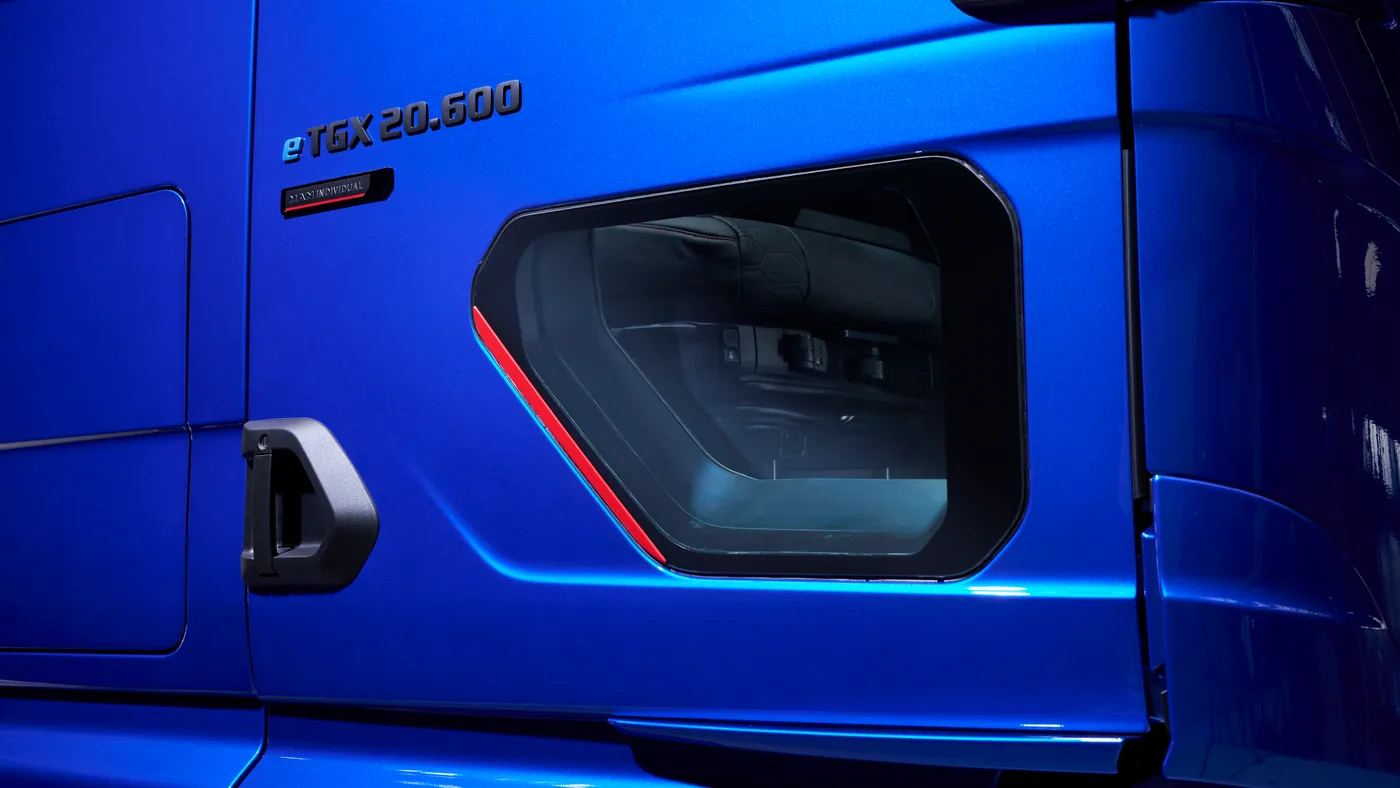 Detalle lateral de la cabina azul de un MAN eTGX con inscripción del modelo