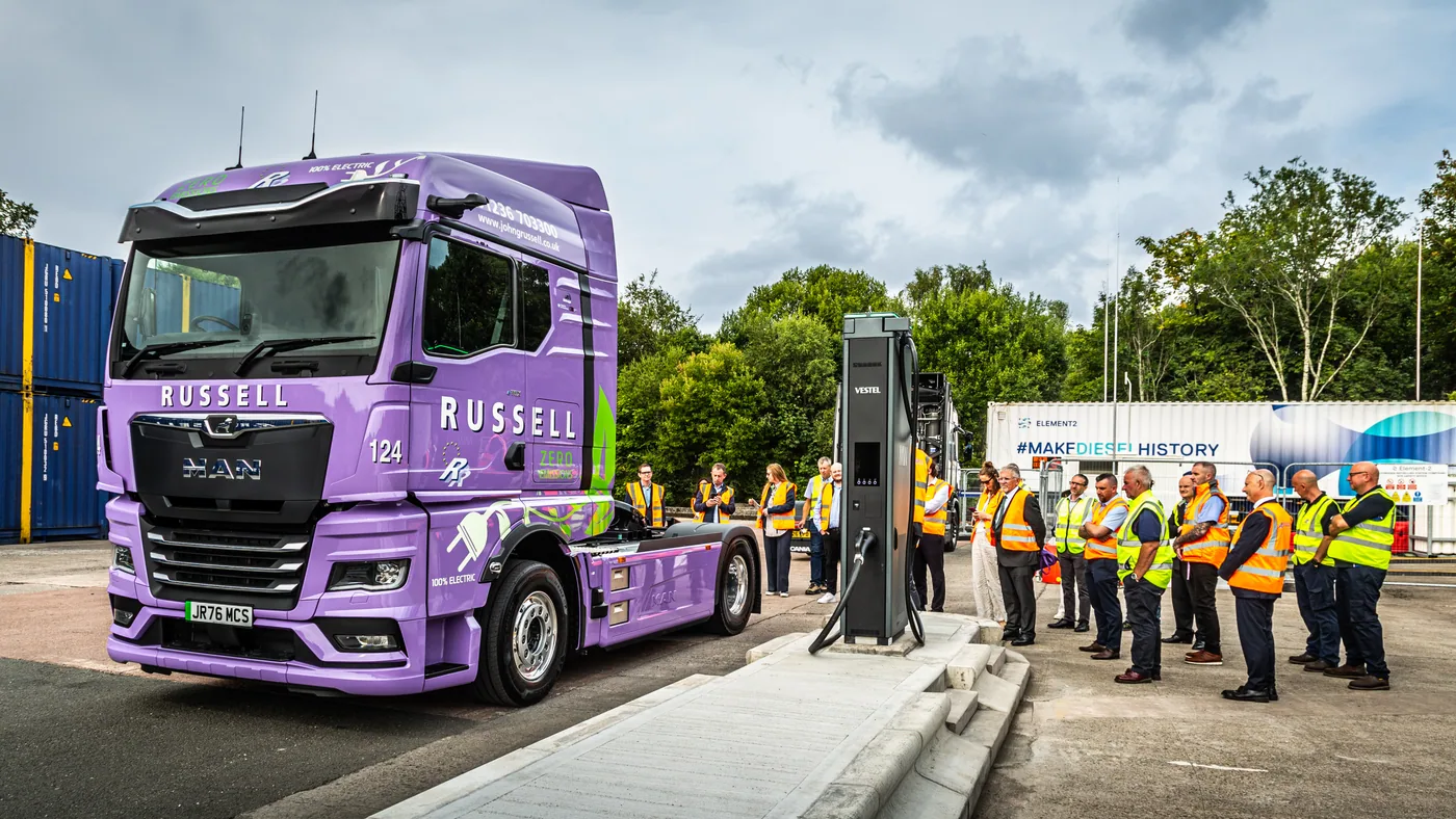 MAN eTGX de Russell junto al cargador y asistentes de la demostración en Escocia