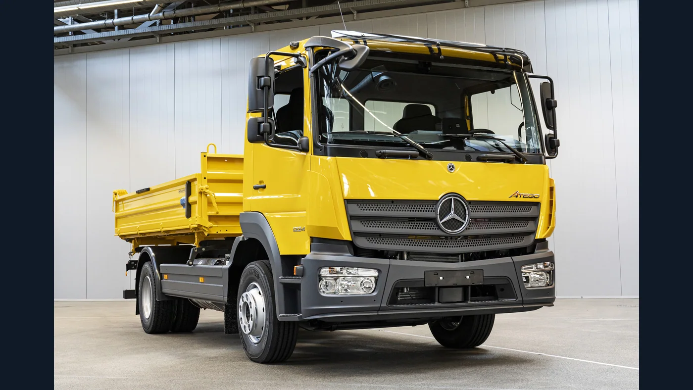Mercedes-Benz Atego 1224 amarillo con caja volcadora, fotografiado en interior