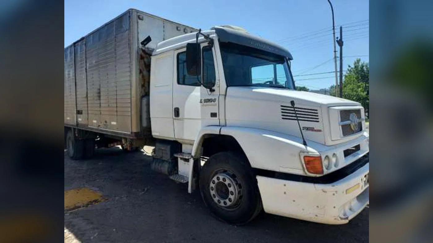 Fotografía real de un Mercedes-Benz L 1620 blanco usado en Argentina
