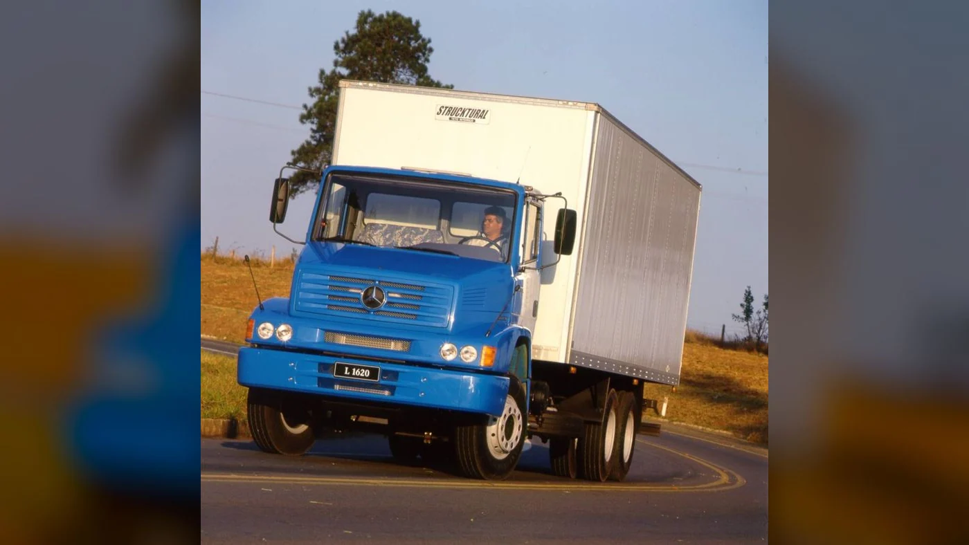 Fotografía real de un Mercedes-Benz L 1620 azul con furgón y tercer eje