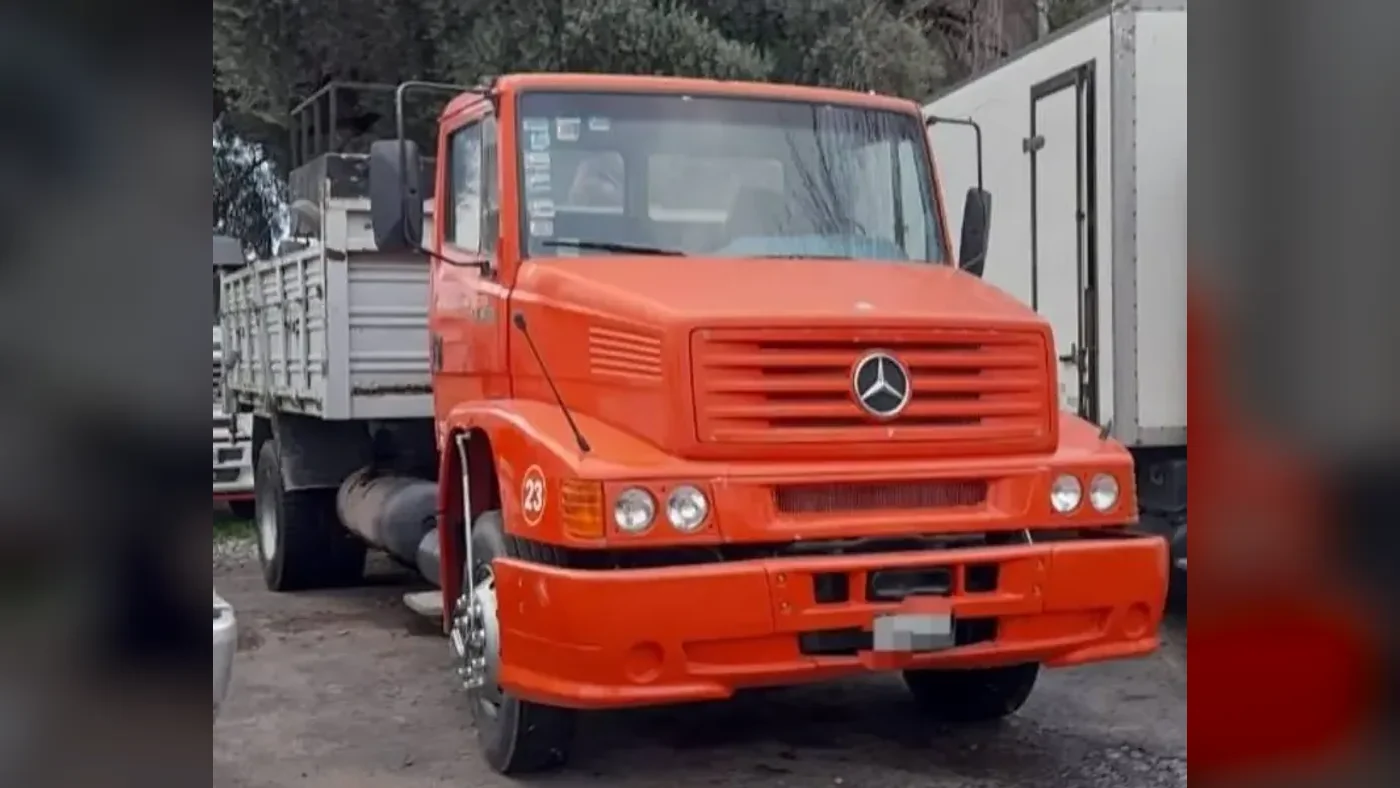 Fotografía real de un Mercedes-Benz L 1620 rojo configurado como volcador