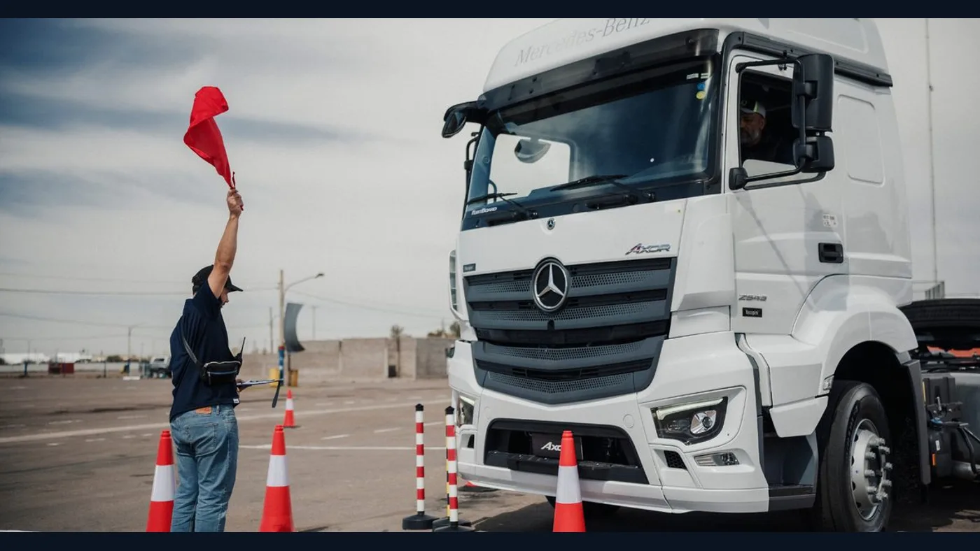 Conductor de un camión Mercedes-Benz Actros realizando una prueba de manejo entre conos en Mendoza