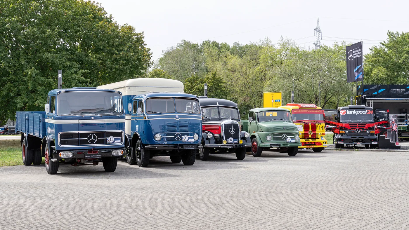 Camiones Mercedes-Benz históricos alineados en Wörth
