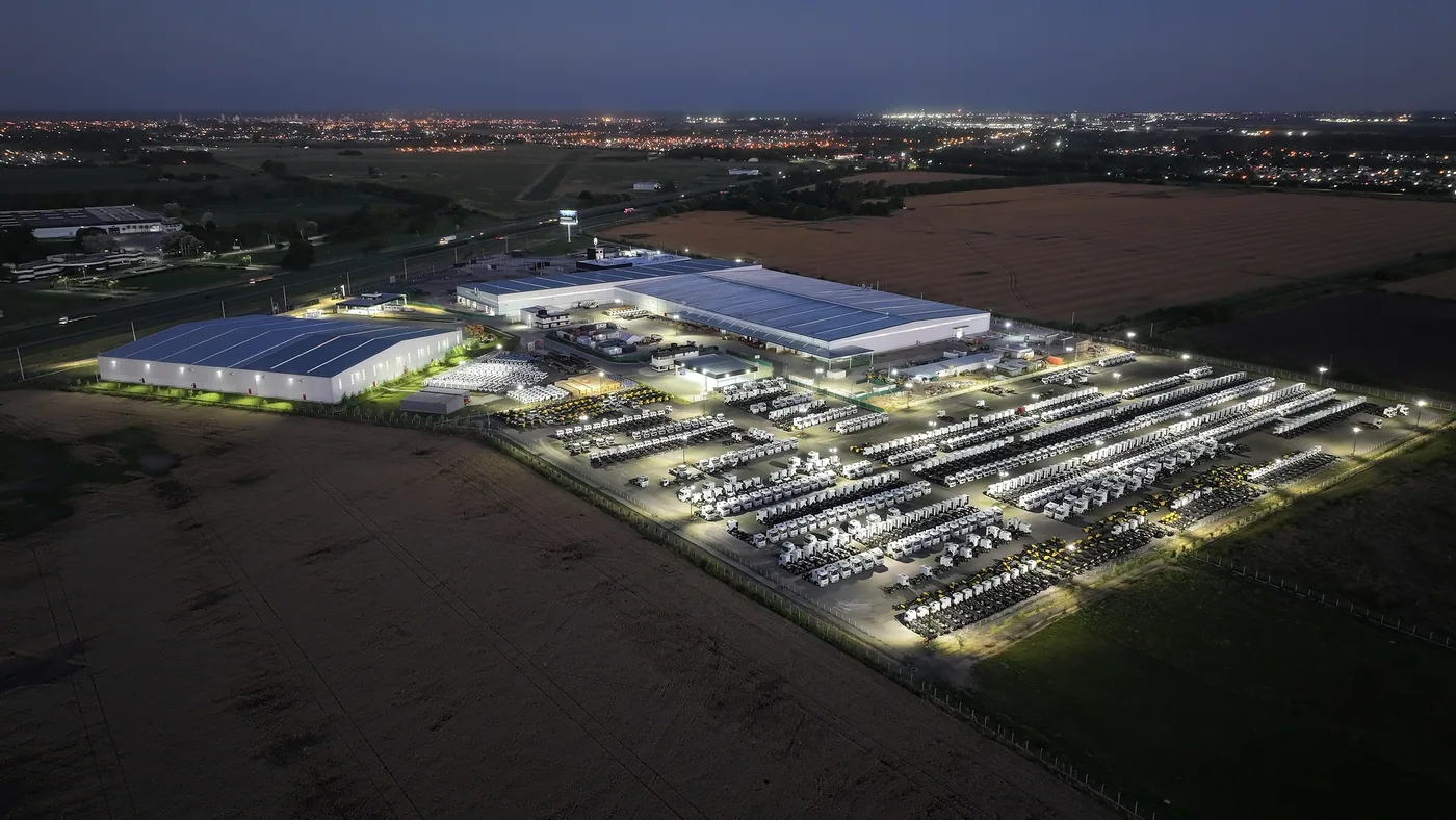 Vista aérea nocturna del Centro Industrial Zárate de Mercedes-Benz Camiones y Buses