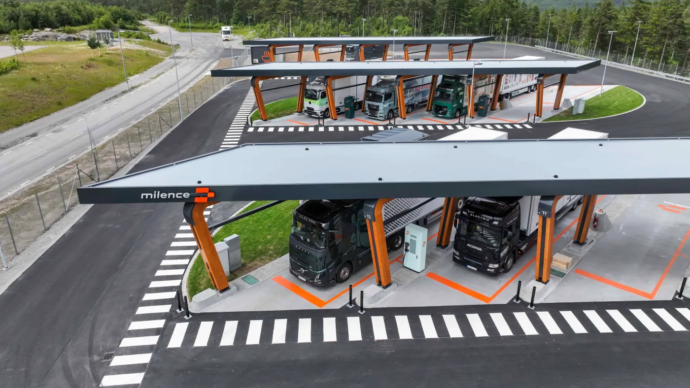 Camiones eléctricos de varias marcas en una estación de carga Milence