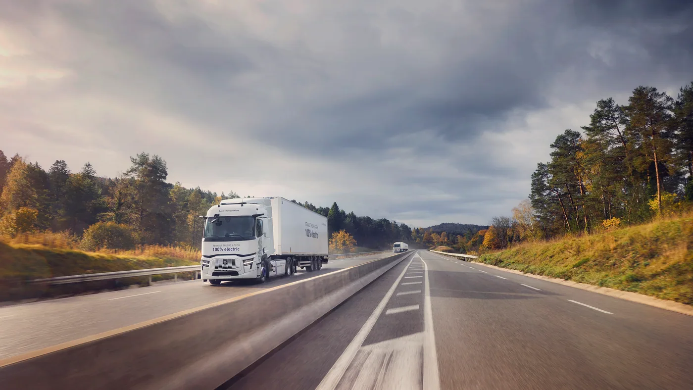 Renault Trucks E-Tech T blanco circulando con semirremolque por una carretera