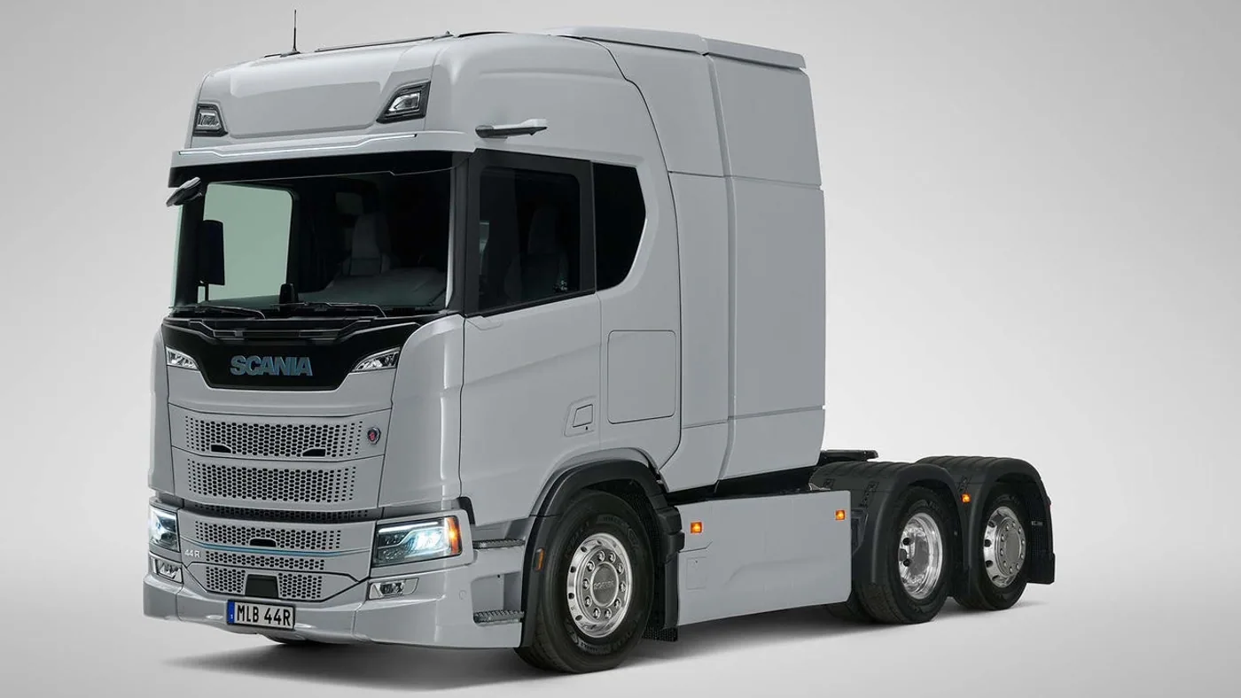 Scania eléctrico gris visto de frente y de costado con módulo posterior a la cabina
