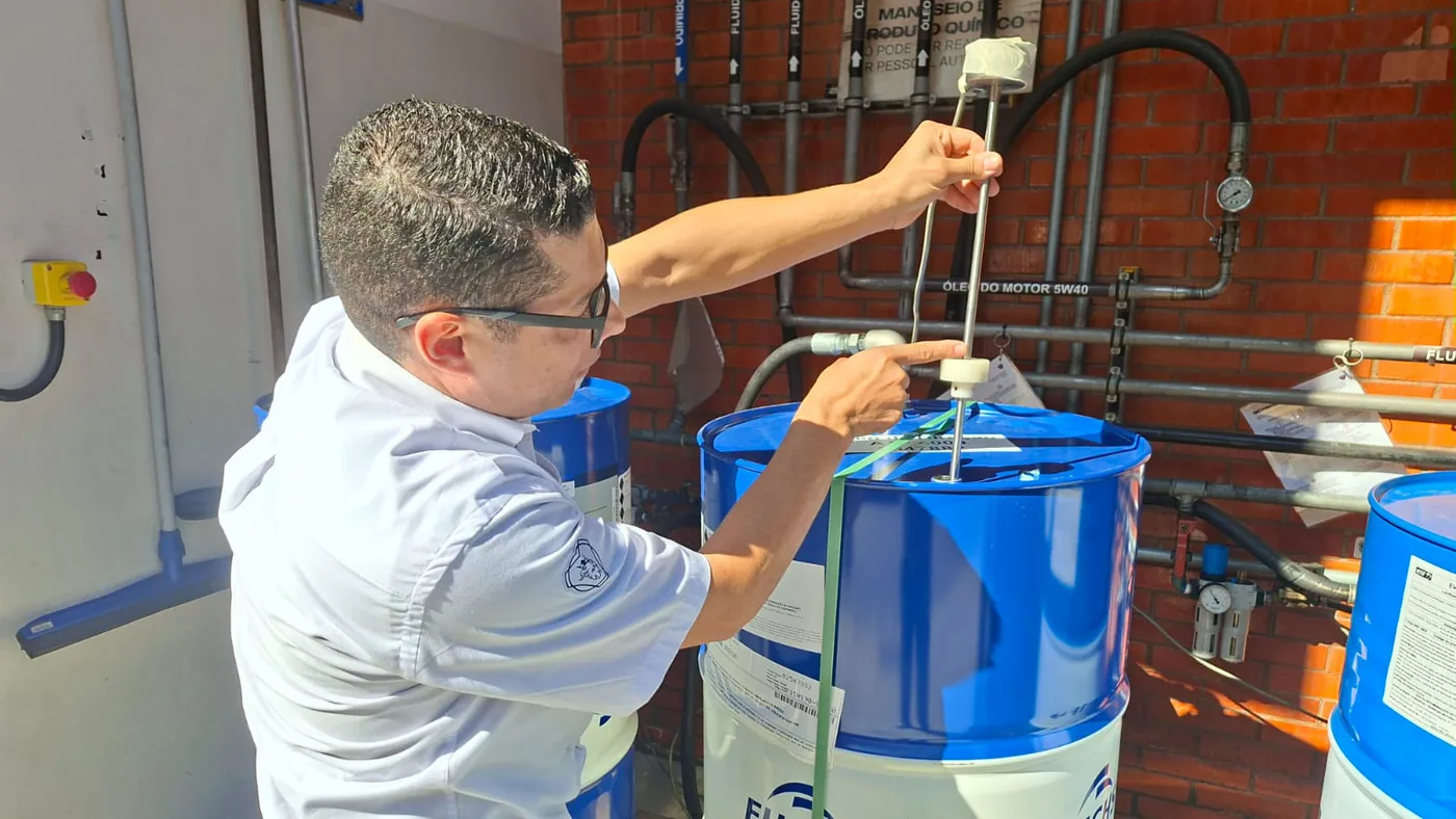 Técnico inspeccionando un tambor de aceite en Scania Brasil