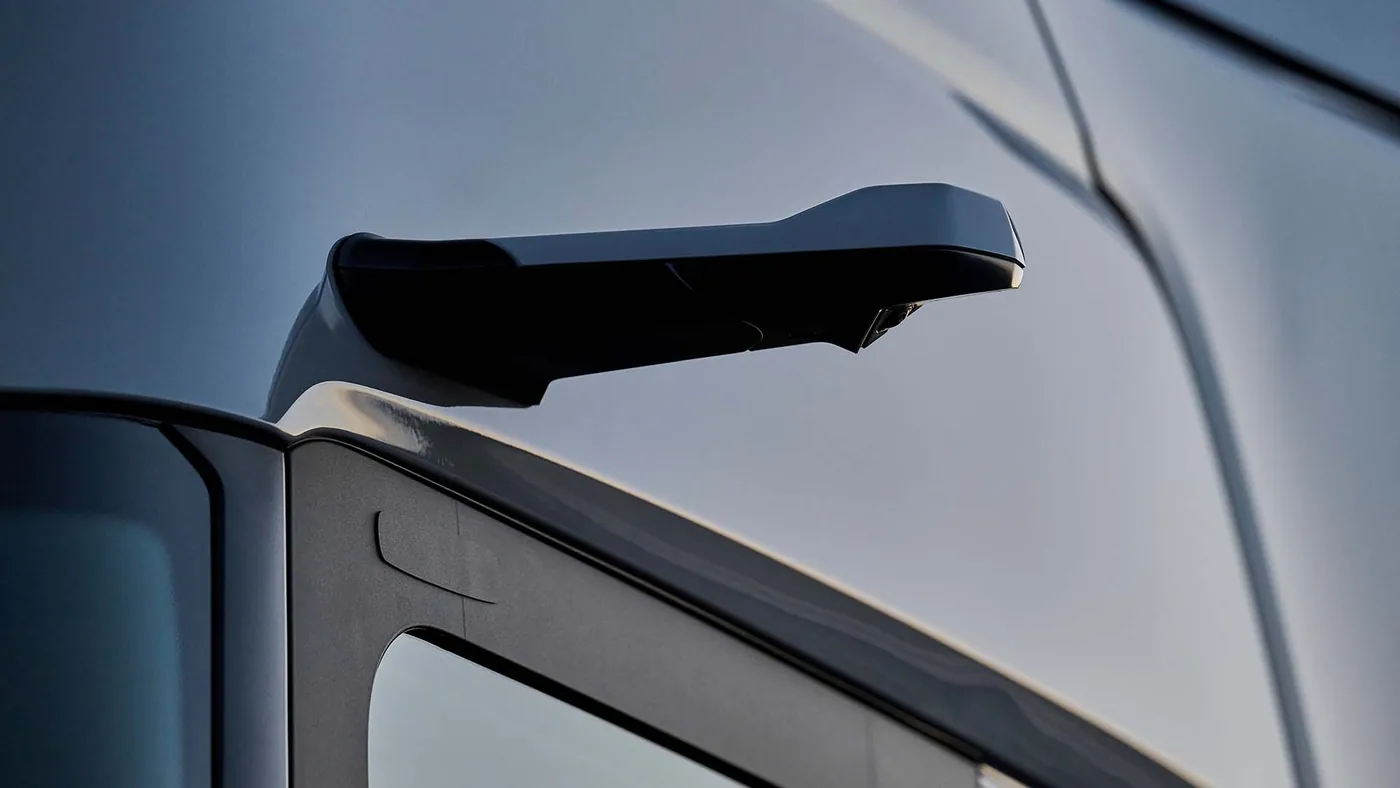 Detalle del brazo exterior de una cámara retrovisora de Scania Dynamic