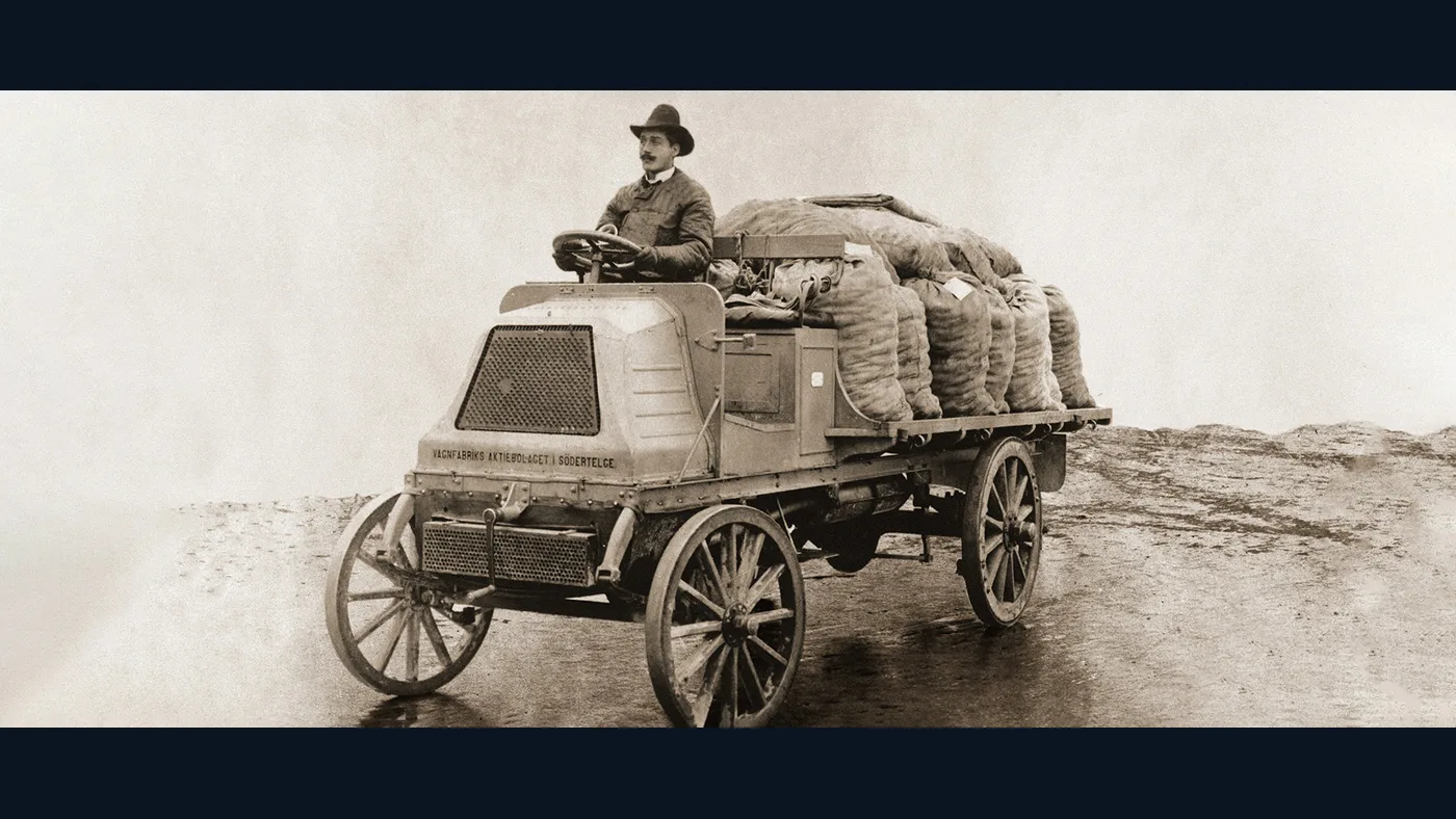 Primer camión de Vabis de 1902 cargado de bultos y conducido por un hombre