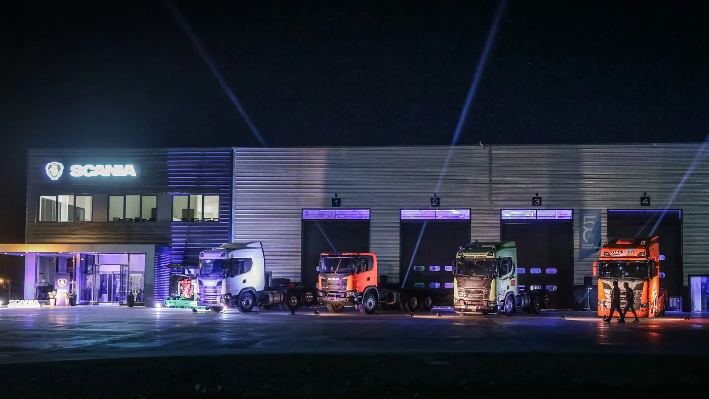 Camiones frente al punto de servicio Scania de San Juan durante la presentación nocturna