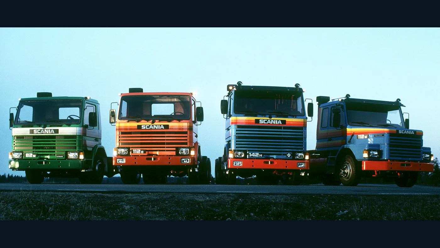 Cuatro camiones Scania de la serie modular presentada en 1980 alineados frente a la cámara