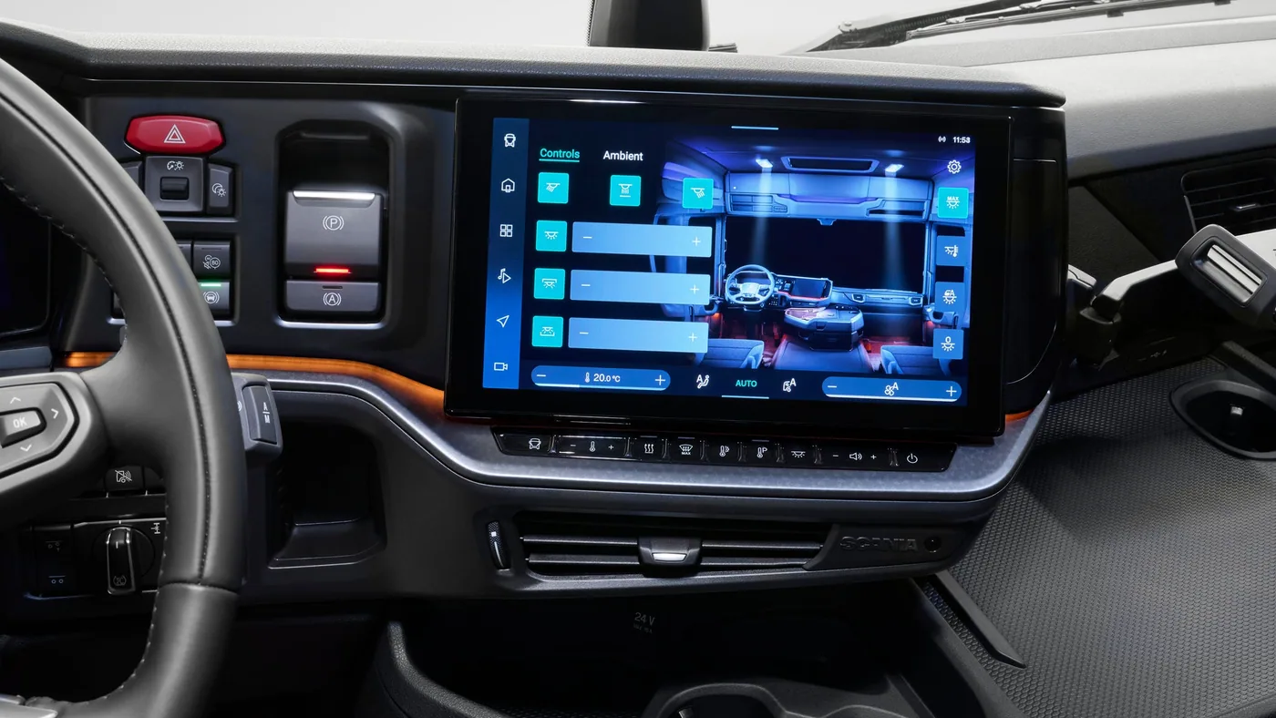 Pantalla central y controles del interior de un Scania