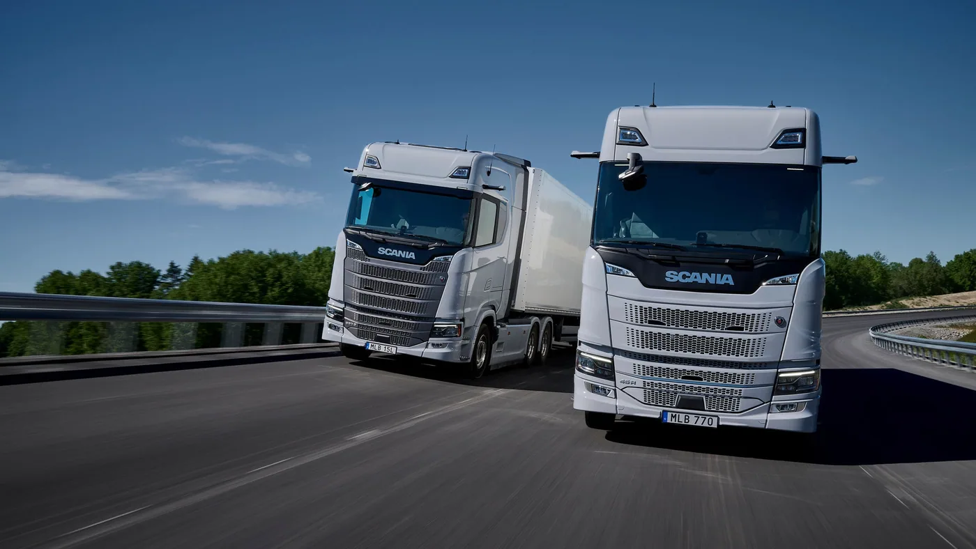 Dos camiones Scania circulando por una carretera