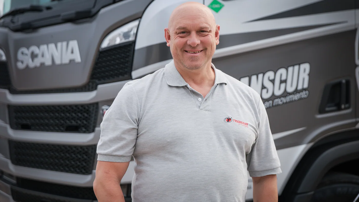 Representante de Transcur junto a un camión Scania de la empresa