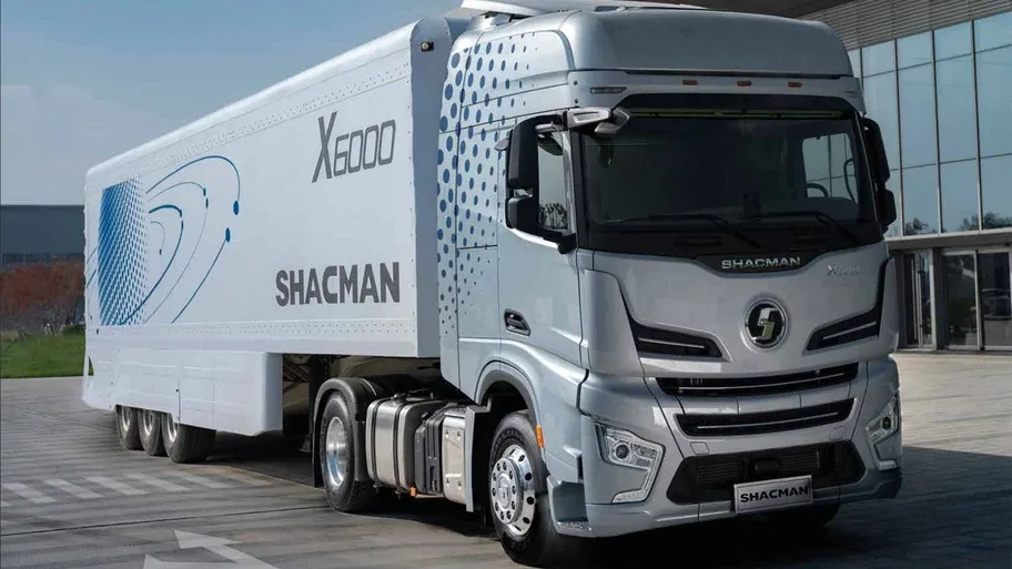 Tractora Shacman X6000 plateada con semirremolque blanco
