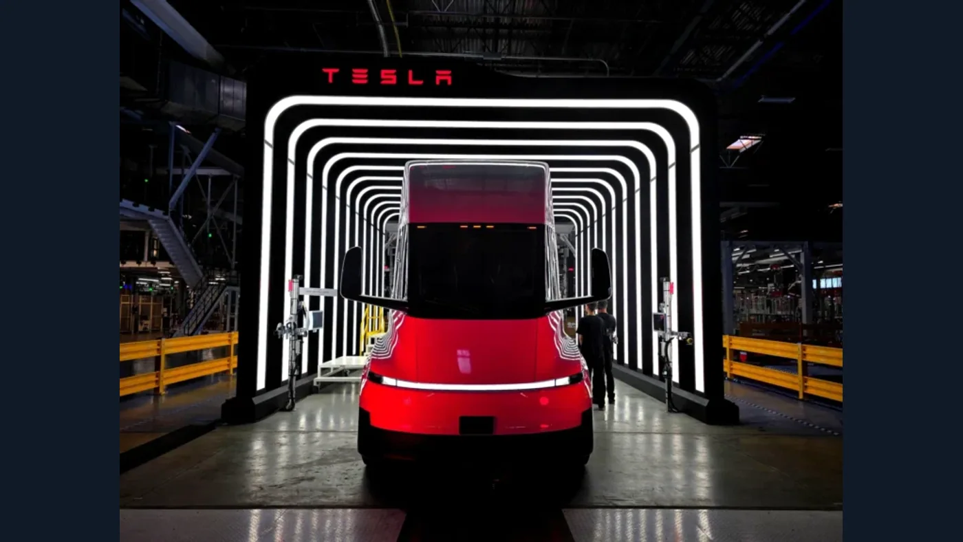 Tesla Semi rojo dentro de una instalación industrial iluminada