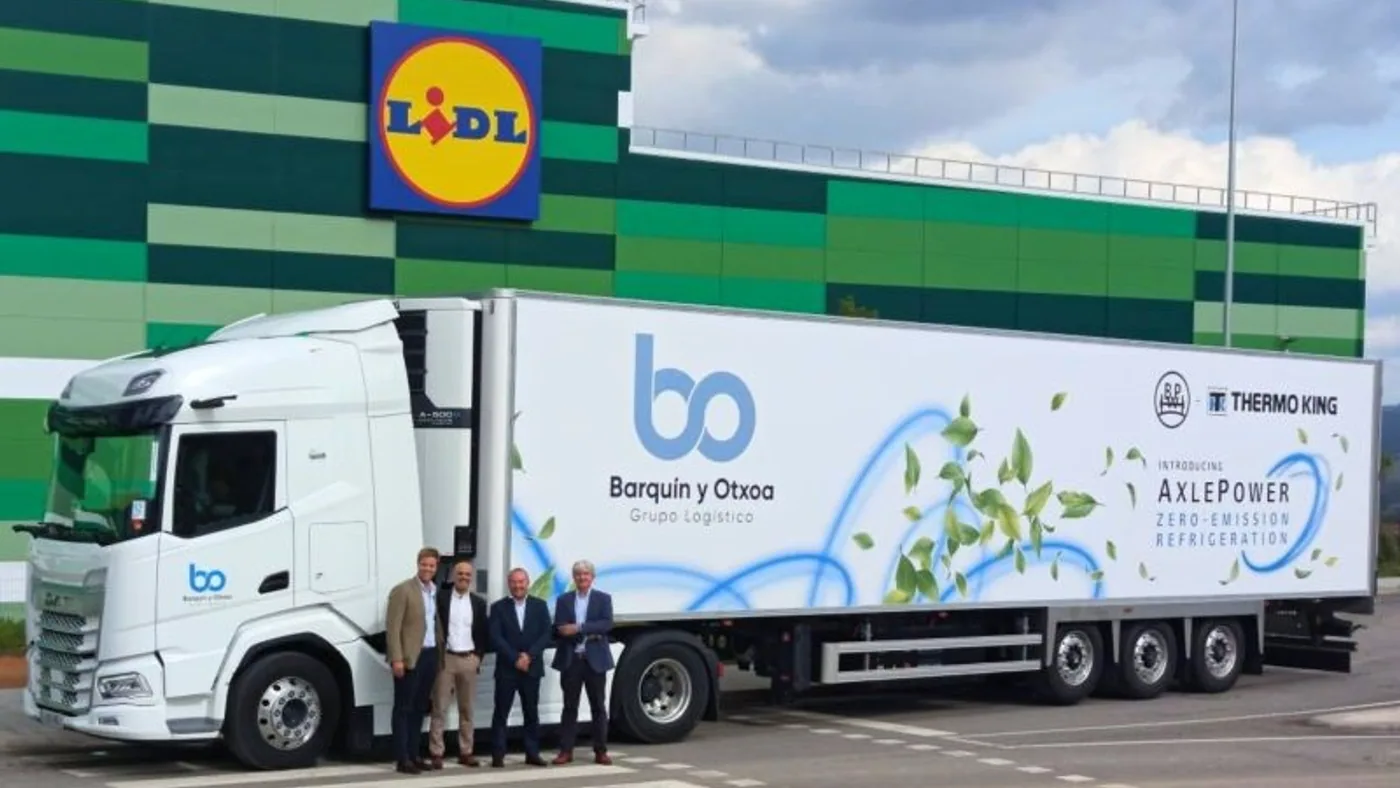 Camión y semirremolque refrigerado de Barquín y Otxoa equipado con Thermo King